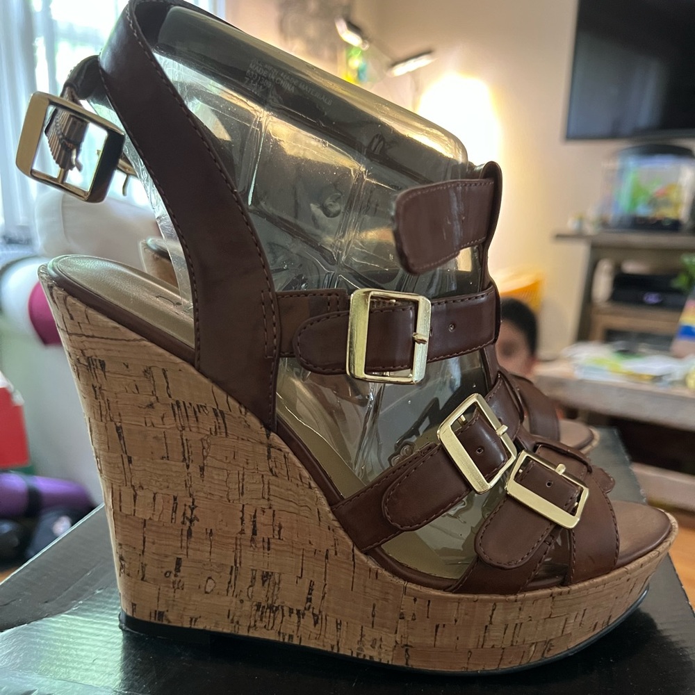 Diba size 7.5 rosey wedge